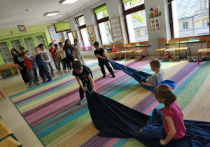 Konkurencja sportowa, która równie mocno spodobała się dzieciom - "Koniki". Klasyczne ćwiczenie integracji sensorycznej.