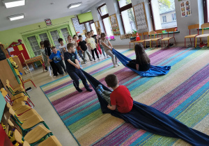 Konkurencja sportowa, która równie mocno spodobała się dzieciom - "Koniki". Klasyczne ćwiczenie integracji sensorycznej.