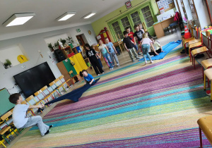 Konkurencja sportowa, która równie mocno spodobała się dzieciom - "Koniki". Klasyczne ćwiczenie integracji sensorycznej.