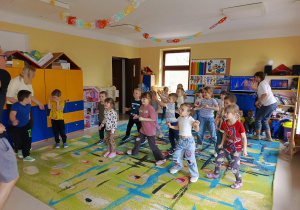 Dzieci biorą udział w warsztatach tanecznych.