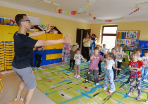 Dzieci biorą udział w warsztatach tanecznych.