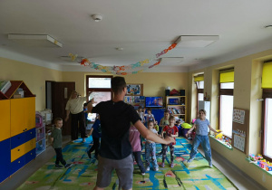 Dzieci biorą udział w warsztatach tanecznych.