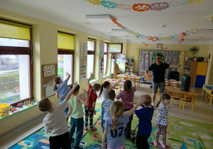 Dzieci biorą udział w warsztatach tanecznych.