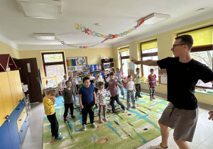 Dzieci biorą udział w warsztatach tanecznych.