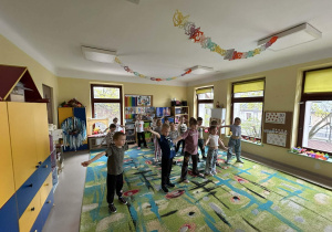 Dzieci biorą udział w warsztatach tanecznych.