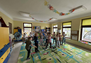 Dzieci biorą udział w warsztatach tanecznych.