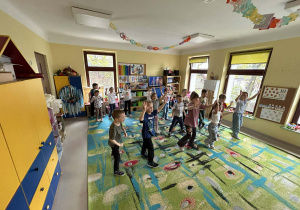 Dzieci biorą udział w warsztatach tanecznych.