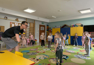 Dzieci biorą udział w warsztatach tanecznych.