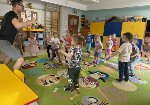 Dzieci biorą udział w warsztatach tanecznych.