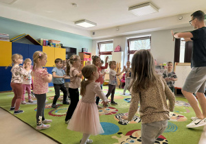 Dzieci biorą udział w warsztatach tanecznych.