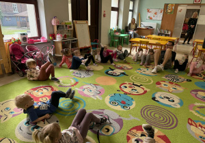 Dzieci biorą udział w warsztatach tanecznych.