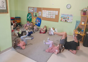 Dzieci biorą udział w warsztatach tanecznych.