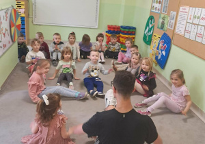 Dzieci biorą udział w warsztatach tanecznych.