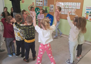 Dzieci biorą udział w warsztatach tanecznych.