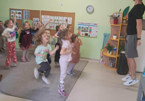 Dzieci biorą udział w warsztatach tanecznych.
