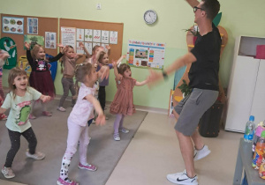 Dzieci biorą udział w warsztatach tanecznych.