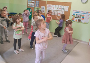 Dzieci biorą udział w warsztatach tanecznych.