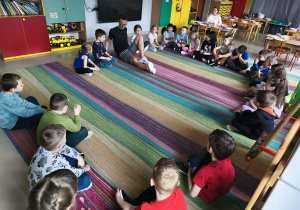 Dzieci biorą udział w warsztatach tanecznych.