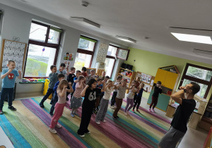 Dzieci biorą udział w warsztatach tanecznych.