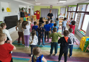 Dzieci biorą udział w warsztatach tanecznych.