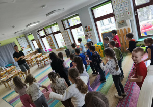 Dzieci biorą udział w warsztatach tanecznych.