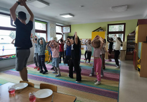 Dzieci biorą udział w warsztatach tanecznych.