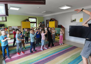 Dzieci biorą udział w warsztatach tanecznych.