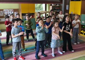 Dzieci biorą udział w warsztatach tanecznych.