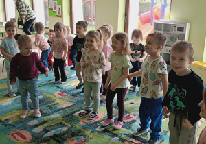 Dzieci biorą udział w warsztatach tanecznych.