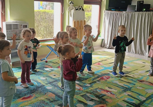 Dzieci biorą udział w warsztatach tanecznych.