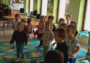 Dzieci biorą udział w warsztatach tanecznych.