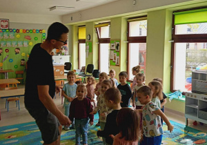 Dzieci biorą udział w warsztatach tanecznych.