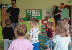 Dzieci biorą udział w warsztatach tanecznych.