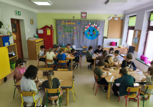 "Pszczółki" tworzą Kodeks Małego Ekologa w wersji rysunkowej.