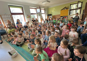 Uczestnicy podczas spotkania z okazji Dnia Ziemi w sali "Pszczółek".