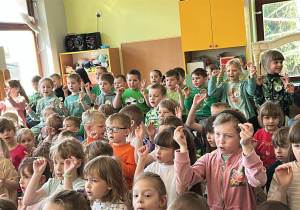 Uczestnicy podczas spotkania z okazji Dnia Ziemi w sali "Pszczółek".