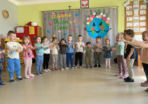 Najmłodsza grupa wiekowa, tj. "Jeżyki" prezentują piosenkę "Moja Planeta" autorstwa Majki Jeżowskiej.