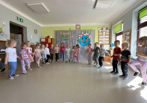 Występ grupy II "Wiewiórek" w piosence "Ekologa znak".