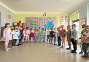 Dzieci z grupy "Żabek" recytują wiersz "Nasza Planeta Ziemia".