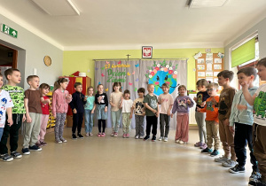 Występ grupy IV "Motylków" w piosence "Ziemia - Wyspa Zielona".
