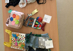 Prace konkursowe wraz z oznaczeniem zajętego miejsca/zdobytego wyróżnienia na stoliku.