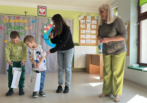 Wręczenie nagród rzeczowych i dyplomów dla laureatów konkursu "EKO-WOREK" z naszego przedszkola.