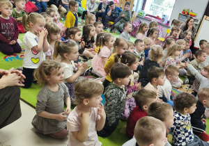 Przedszkolaki podczas spotkania z muzyką, które prowadził p.Witek.