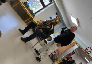 Pan Sławek gra na instrumencie dźwięki/odgłosy zwierzątek.