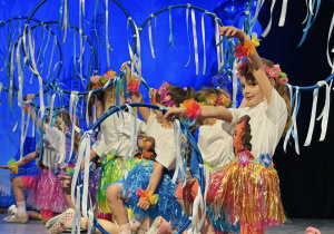 Dziewczynki prezentują choreografię do utworu "Pół kroku stąd" Natalii Nykiel na scenie w MOK-u.