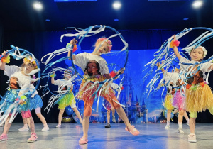 Dziewczynki prezentują choreografię do utworu "Pół kroku stąd" Natalii Nykiel na scenie w MOK-u.