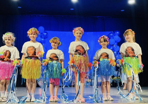 Dziewczynki z grupy "Motylków" na scenie w MOK-u w Ozorkowie podczas Konkursu Tanecznego "Roztańczone Przedszkolaki".