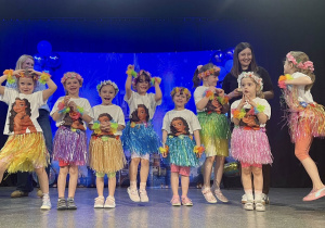 Ogromna radość dziewczynek oraz ich nauczycielek po zdobyciu I MIEJSCA podczas Konkursu Tanecznego "Roztańczone Przedszkolaki".