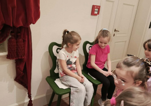Dziewczynki zwiedzają Muzeum Pałacu Saskiego w Kutnie, słuchając opowieści przewodniczki.