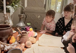 Dziewczynki zwiedzają Muzeum Pałacu Saskiego w Kutnie, słuchając opowieści przewodniczki.